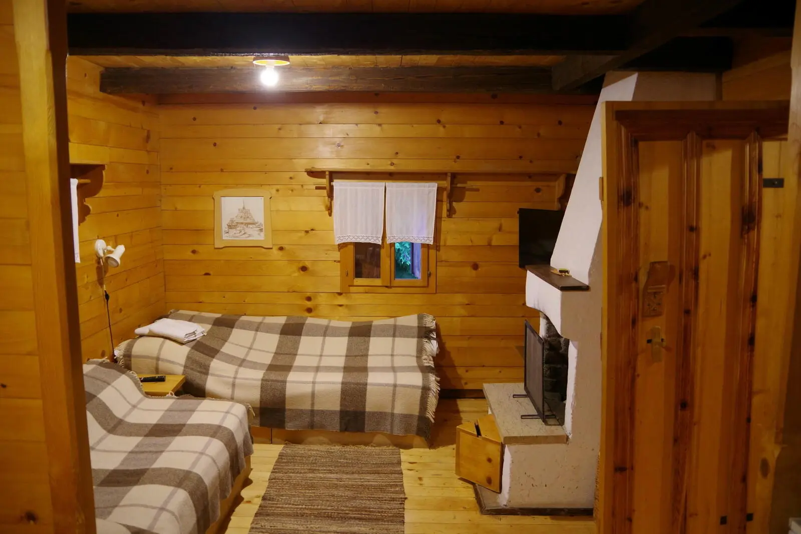 In Sirogojno übernachten Sie in diesen urigen Hütten