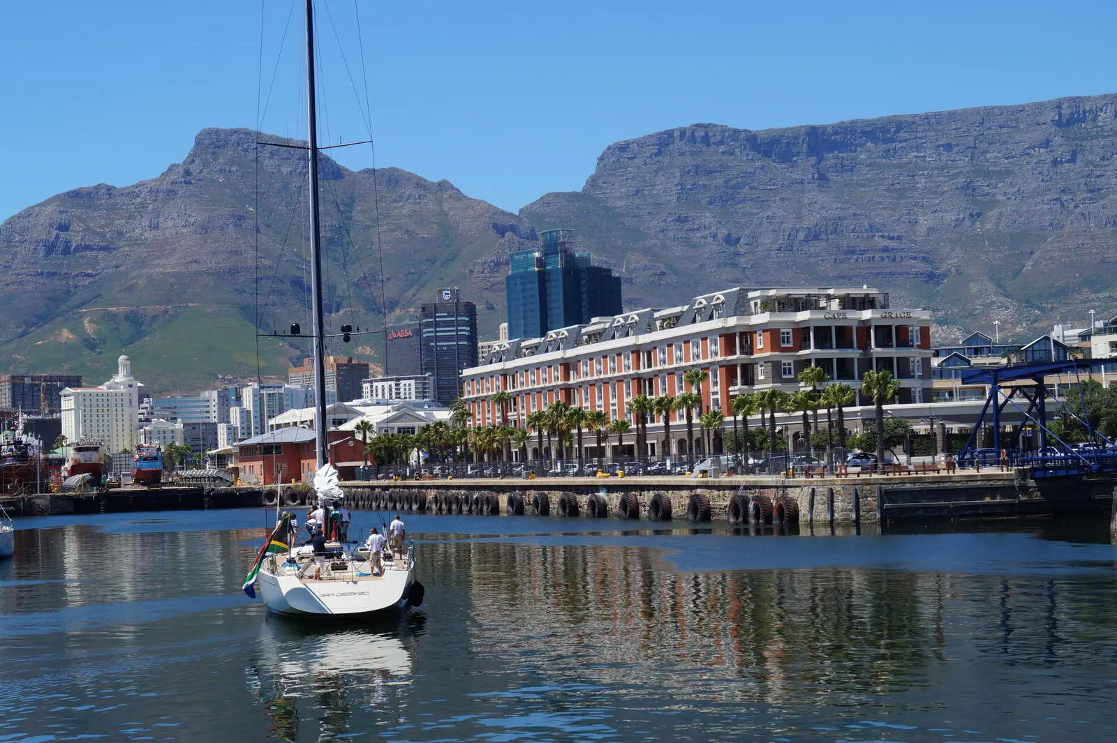 Blick von der Waterfront auf den Tafelberg und Devil´s Peak