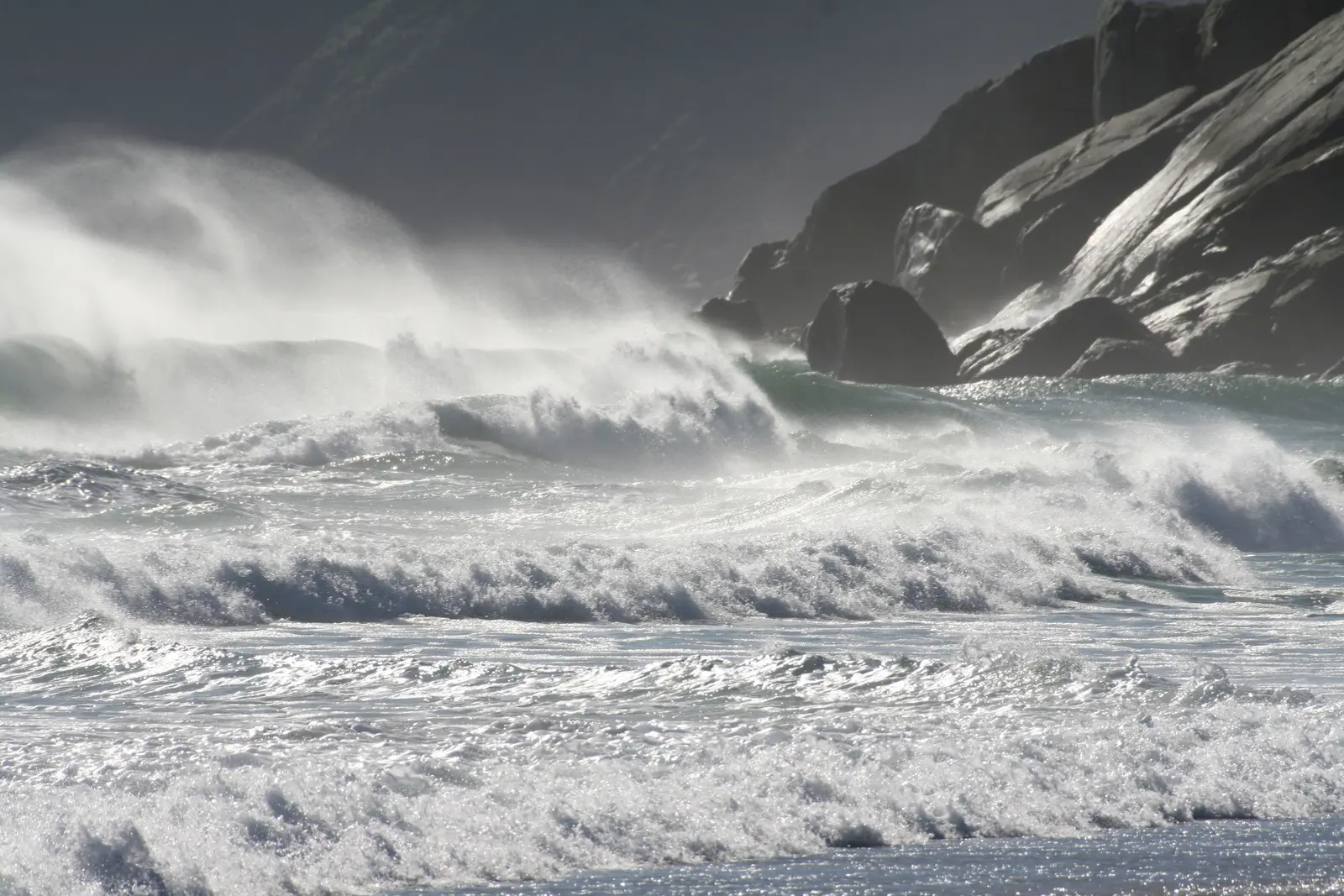 Eine Küste von Wind und Wasser geformt