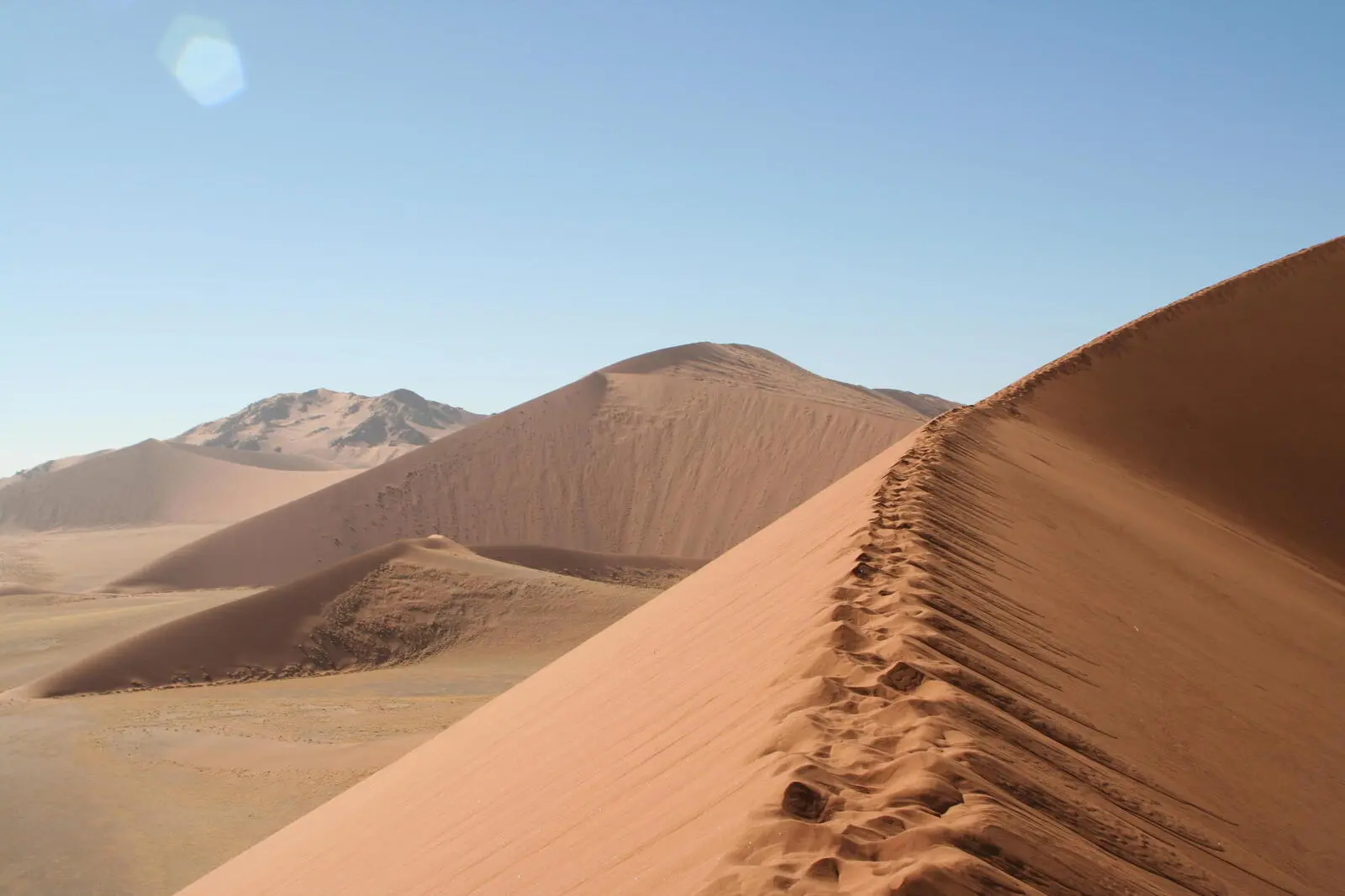Auf den Dünen von Sossusvlei erleben Sie die Wüste hautnah