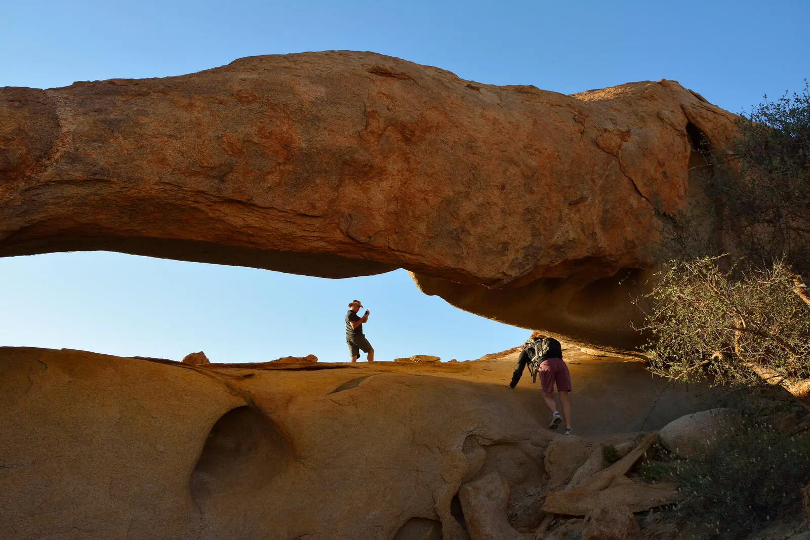 Skurrile Landschaften entdecken Sie bei Wanderungen an der Spitzkoppe, ein Inselberg in der Namib Wüste