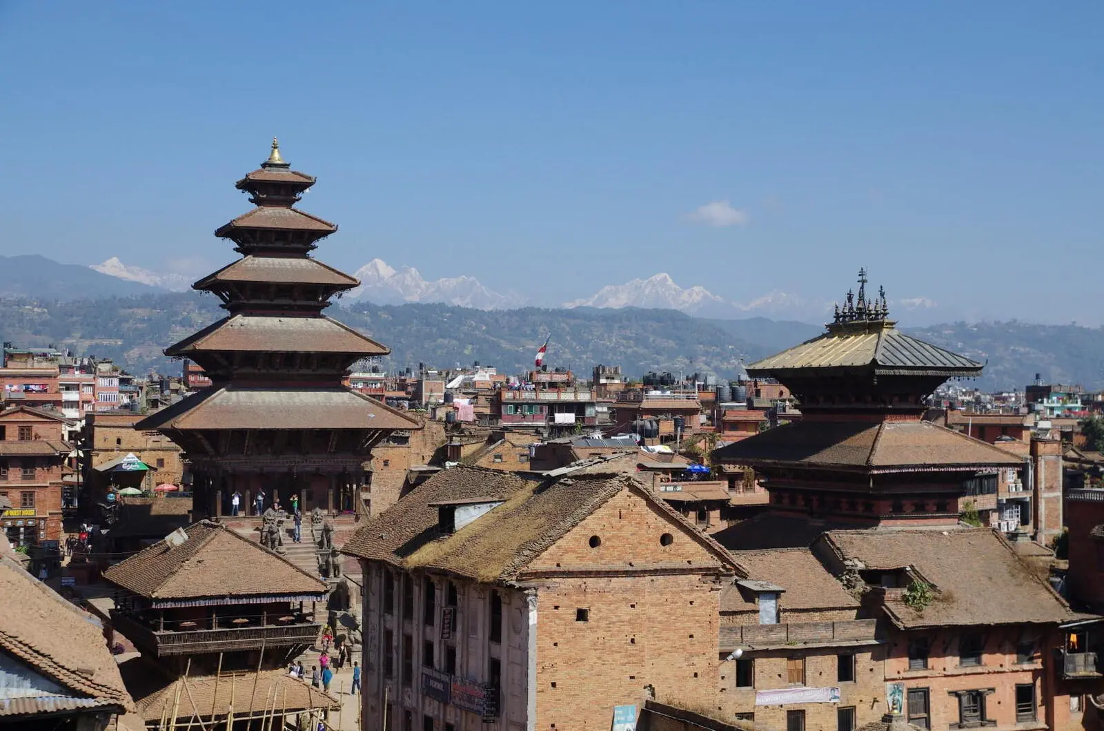 Auftakt im Weltkulturerbe Bhakatpur mit Blick bis zum Ganesh Himal.