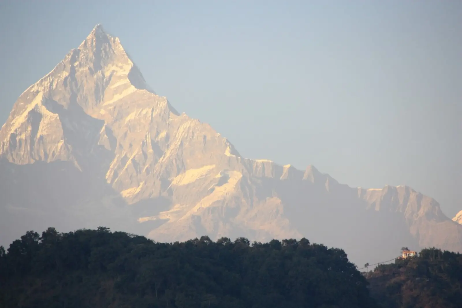 Majestätisch thront der Machapuchare über dem Phewa-See in Pokhara.