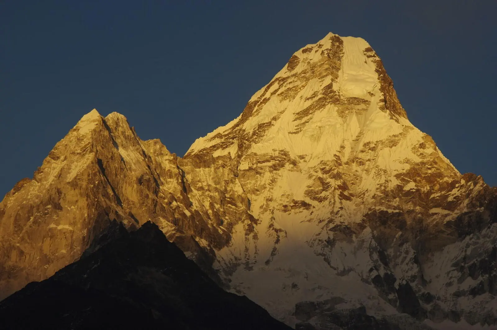 Das "Matterhorn Nepals", die formschöne Ama Dablam (6.856 m)