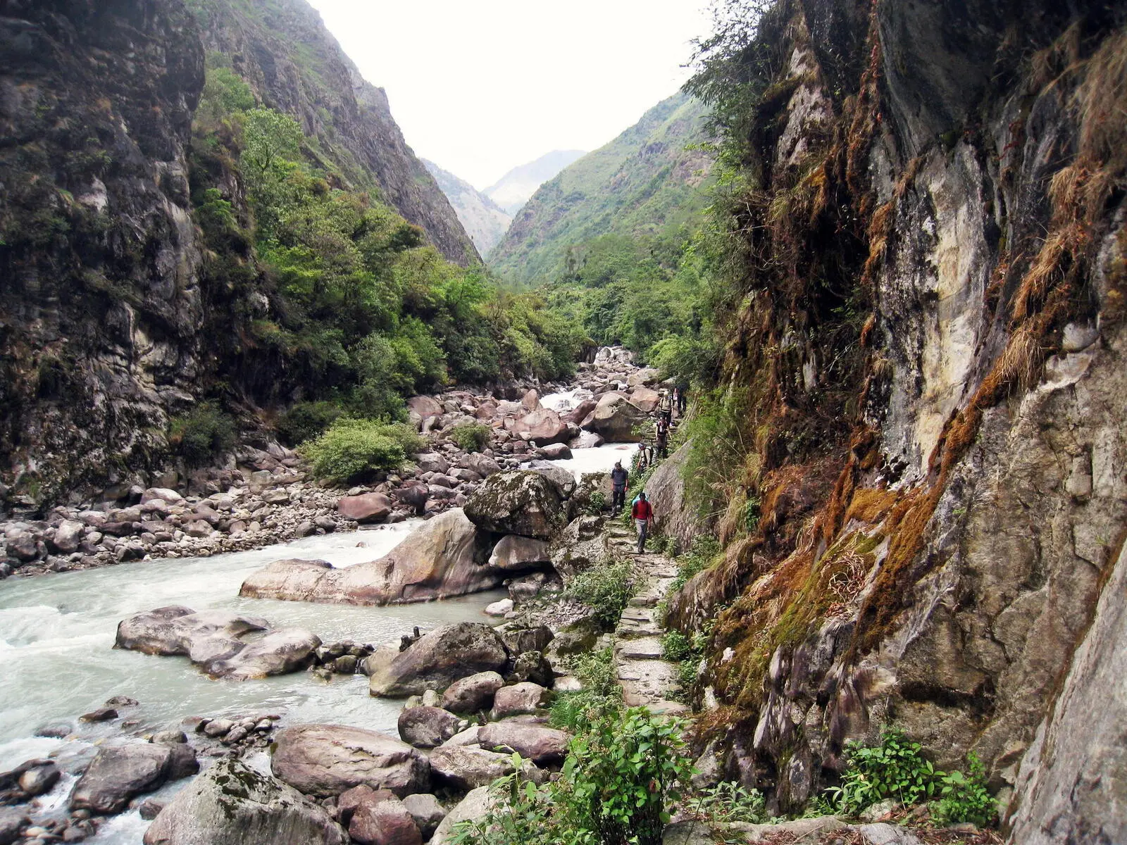 Durch das Tal und die Schluchten des Ghunsa Khola führt der Weg nach Westen