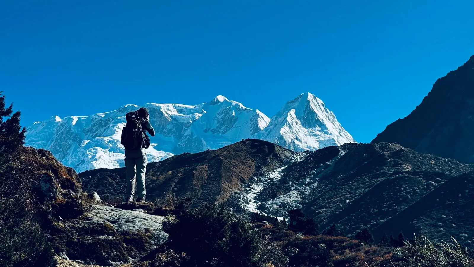 Der Weg zum Kanchenjunga Basecamp ist geprägt von gewaltigen Bergformationen