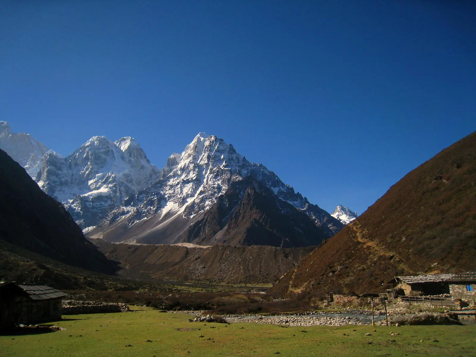 Auf Ihrer Reise zum Kanchenjunga erwarten Sie unberührte Landschaften, wie hier von der Hochalm Kambachen