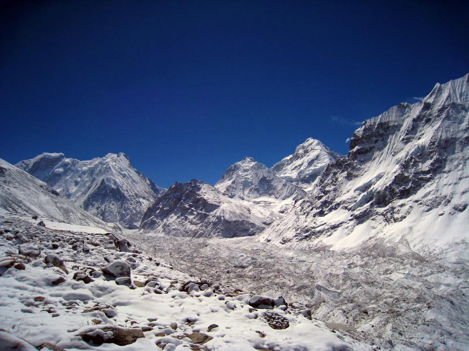  Eisbedeckte Giganten im Rund des nördlichen Basislagers des Kanchenjunga