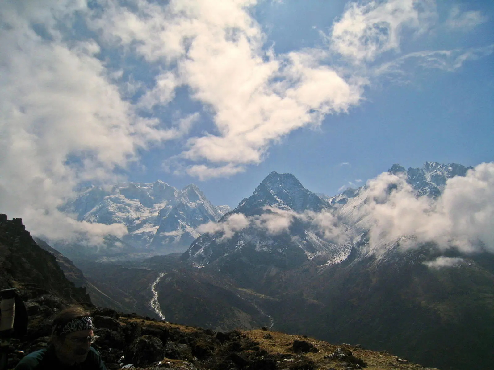 Beim Aufstieg von Tseram wird der Blick zur Südseite des Kanchenjunga Massives frei