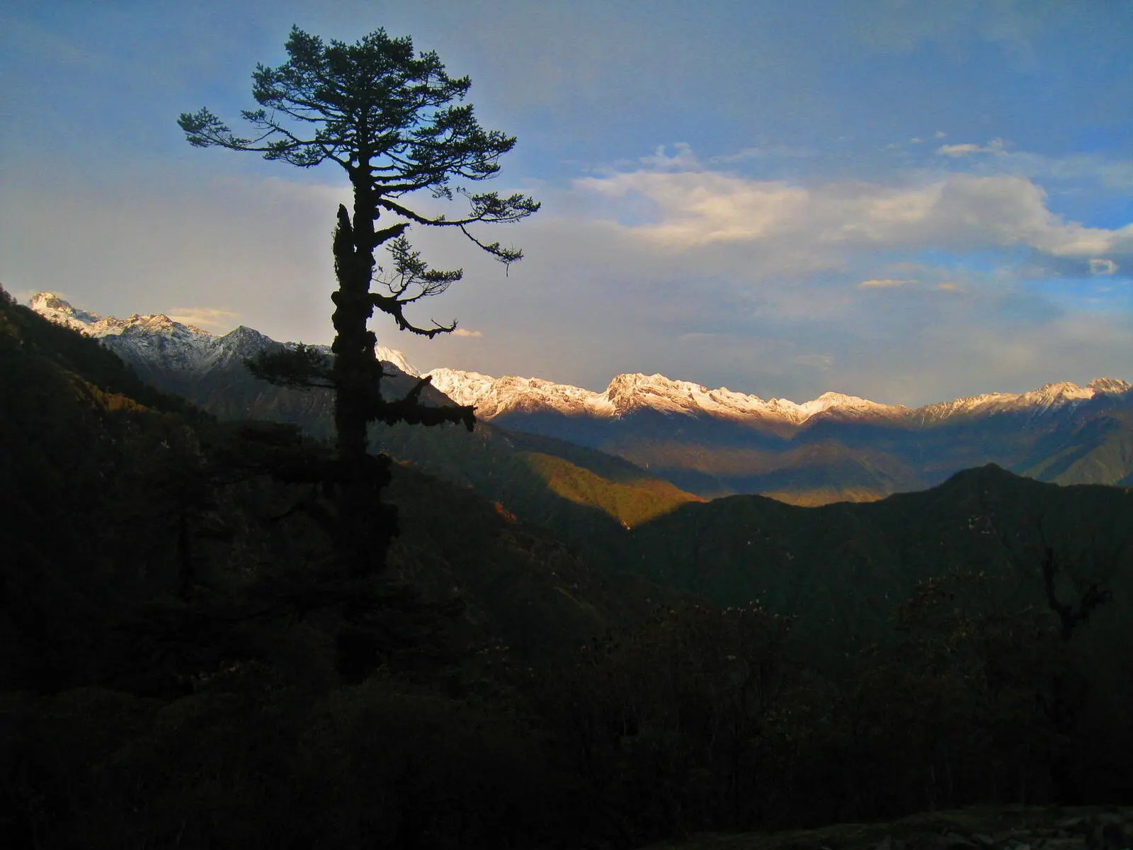 Erster Blick auf weiße Berge vom Lamite Bhanjyang 