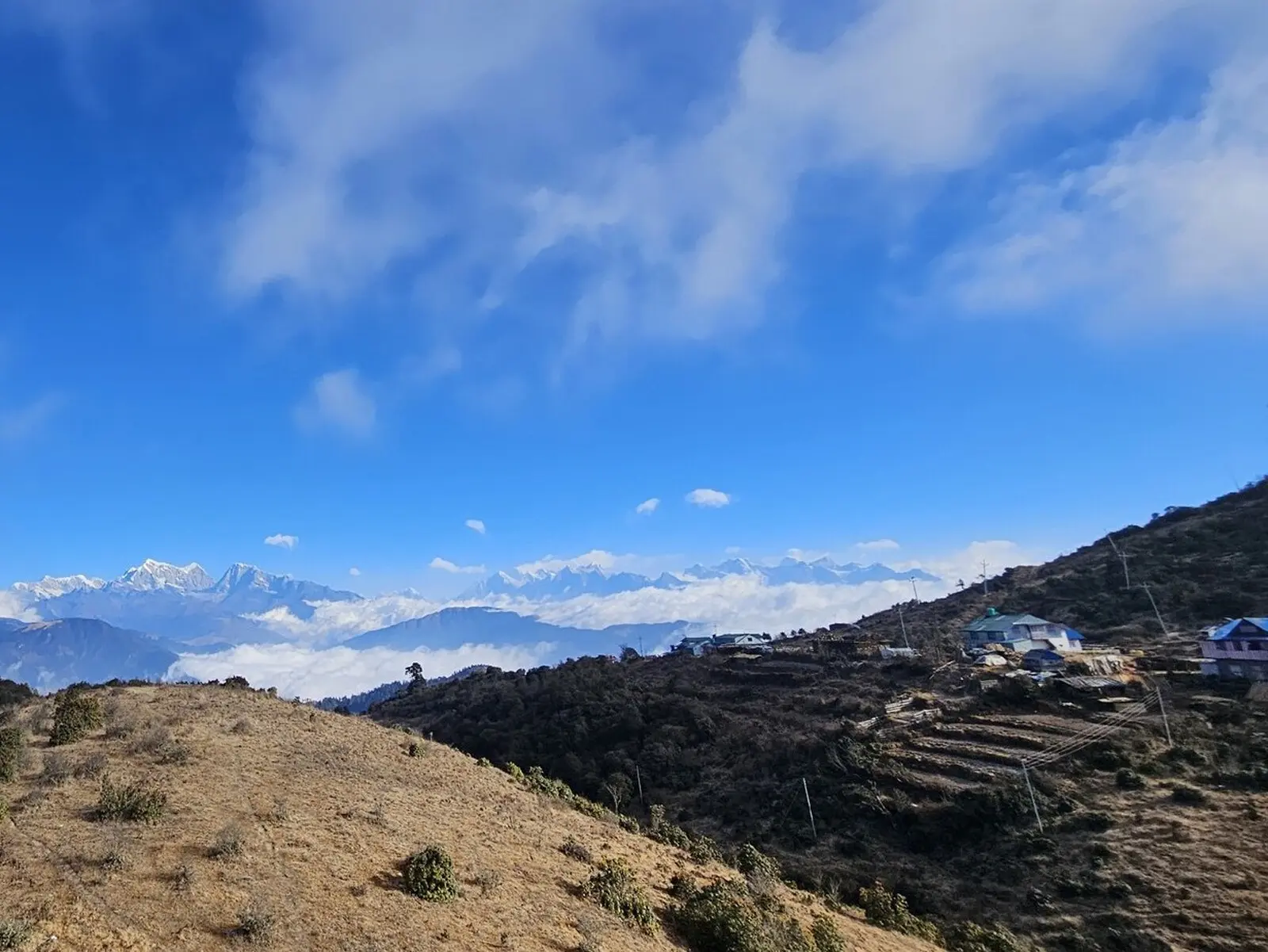 Die Bergdörfer liegen in aussichtsreicher Lage wie hier im unteren Khumbu