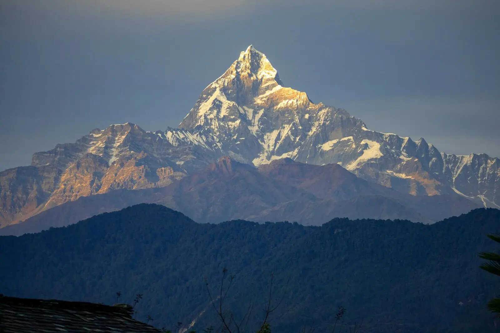 Per Panoramaflieger geht es nach Pokhara mit Blick auf den Machhapuchhre