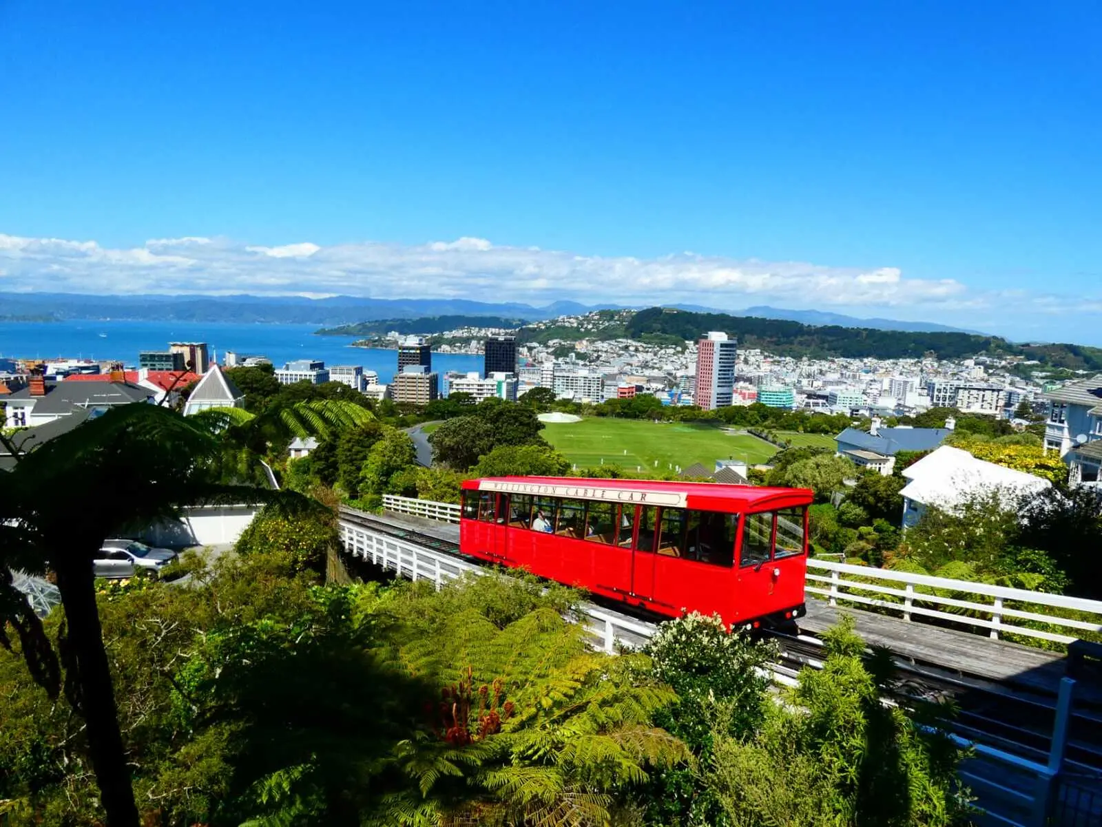 Von der Hauptstadt Wellington setzen Sie mit der Fähre zur Südinsel über