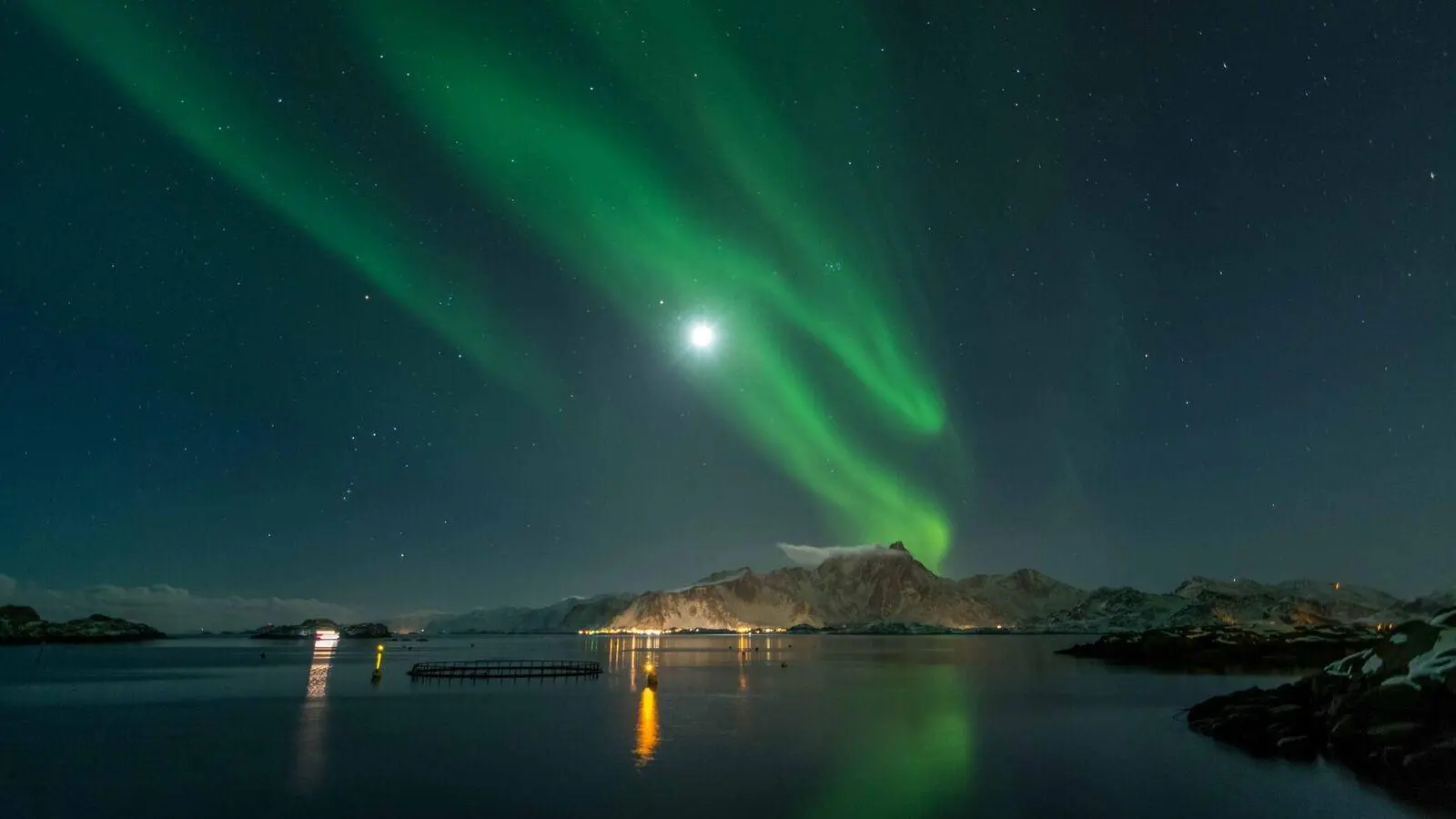 Polarlichter im Mondschein