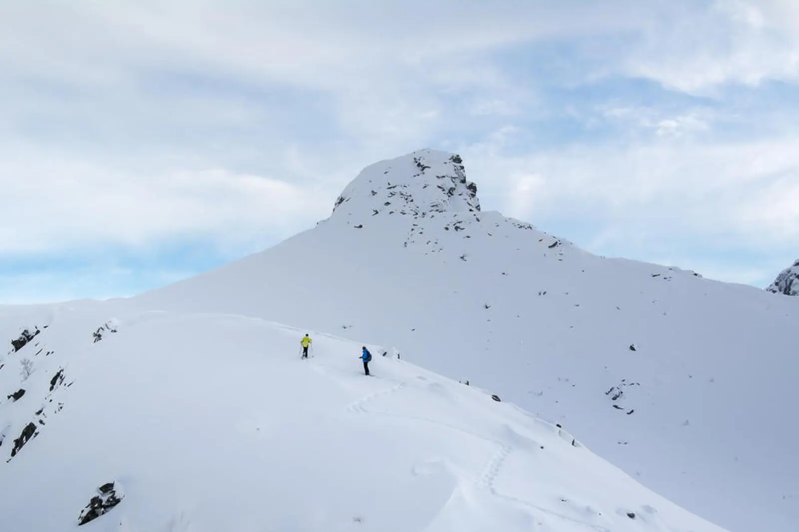 Schneebedeckte Gipfel erklimmen wir per Schneeschuh
