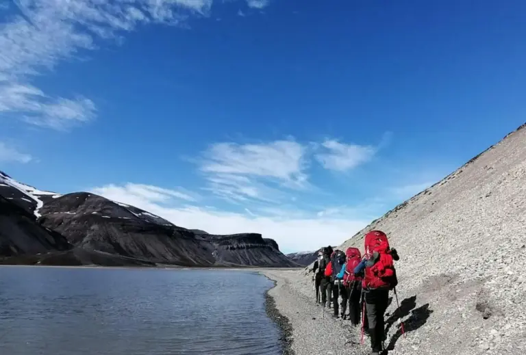 Ihr Trekking startet an der Mündung des Flusses Skansdalselva und weiter das flache Flusstal “Skansdalen” entlang.