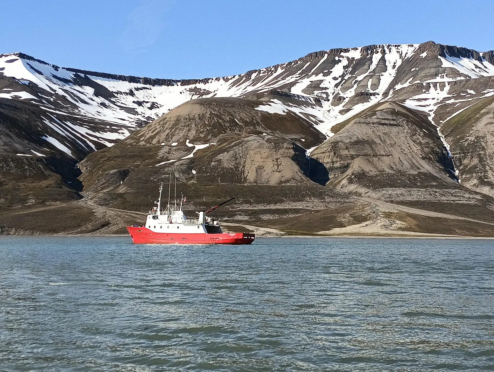 Zu Beginn der Tour bringt Sie ein Schiff von Longyearbyen zum Startpunkt der Wanderung.