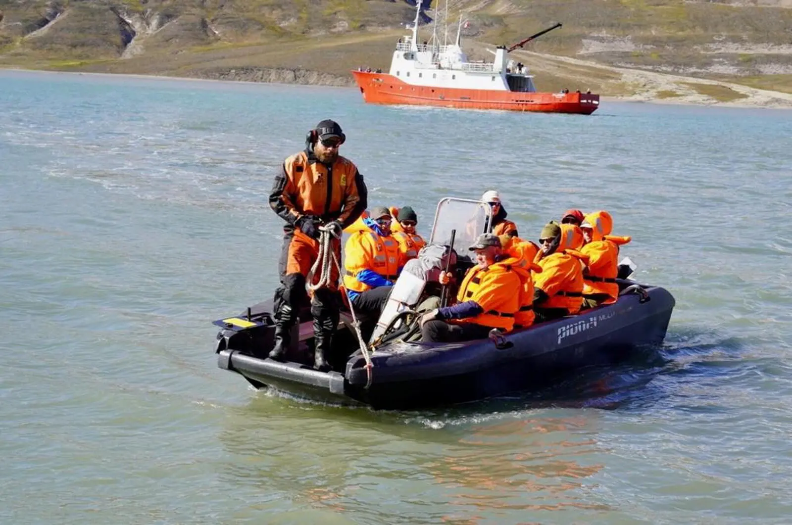...die letzten Meter zur hafenlosen Anlandestelle werden per Beiboot zurückgelegt.