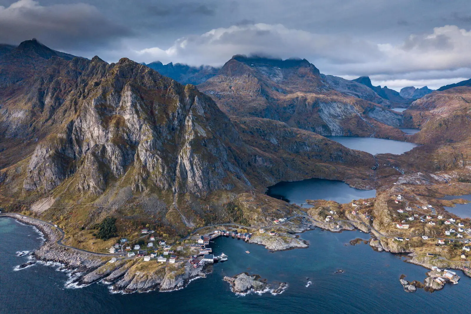Blick auf das Fischerdorf Sorvagen und in Richtung Munkebu-Hütte (Moskenesøy) 