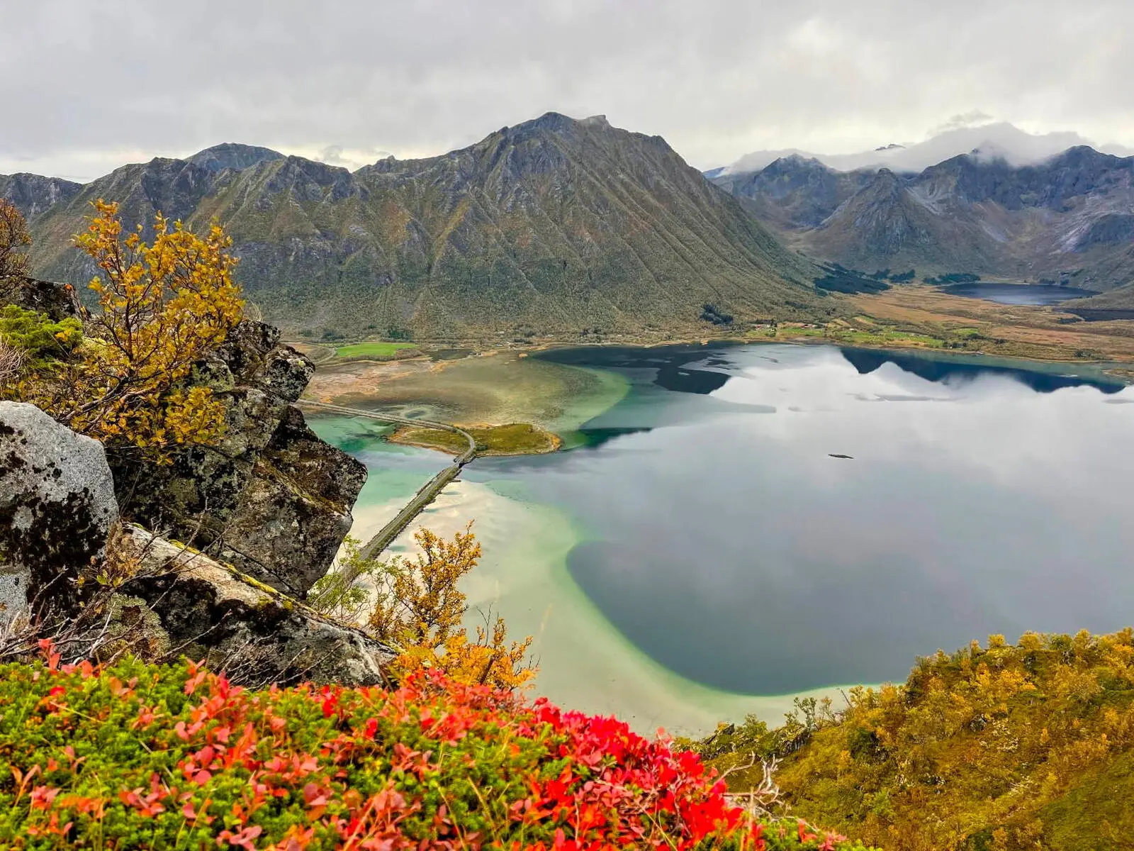 Blick auf den Grunnførfjorden beim Abstieg von der Matmora 