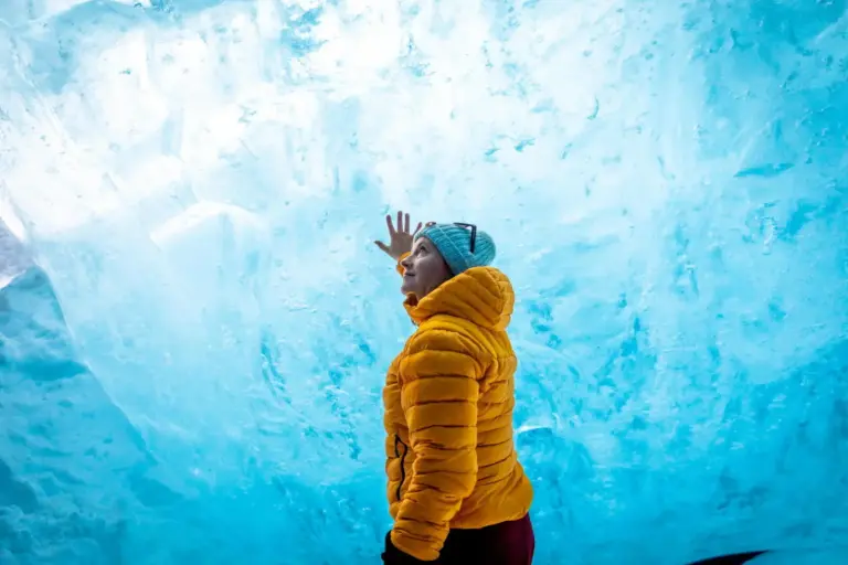 Höhepunkt Ihrer Reise: Schneeschuhwanderung zum Gletscher und Besuch einer Gletschereishöhle.