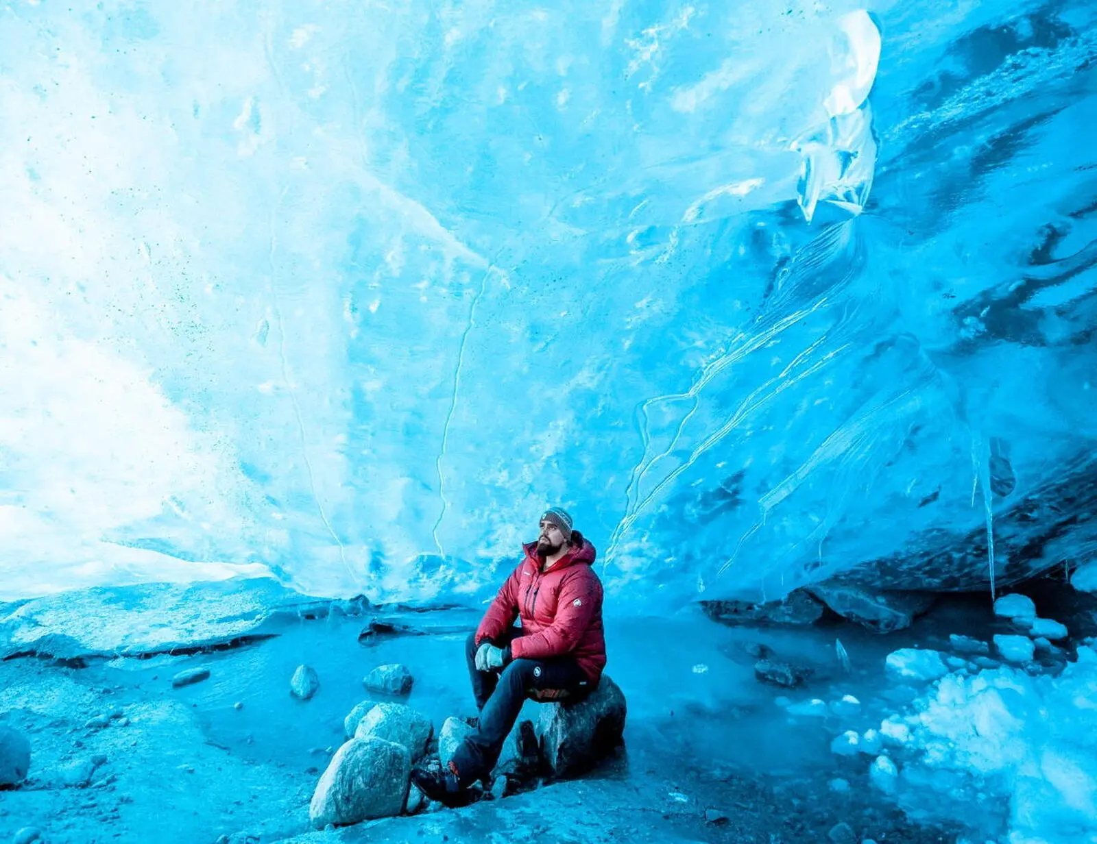 Lassen Sie die magische Stimmung des saphirblauen Gletschereises auf sich wirken.