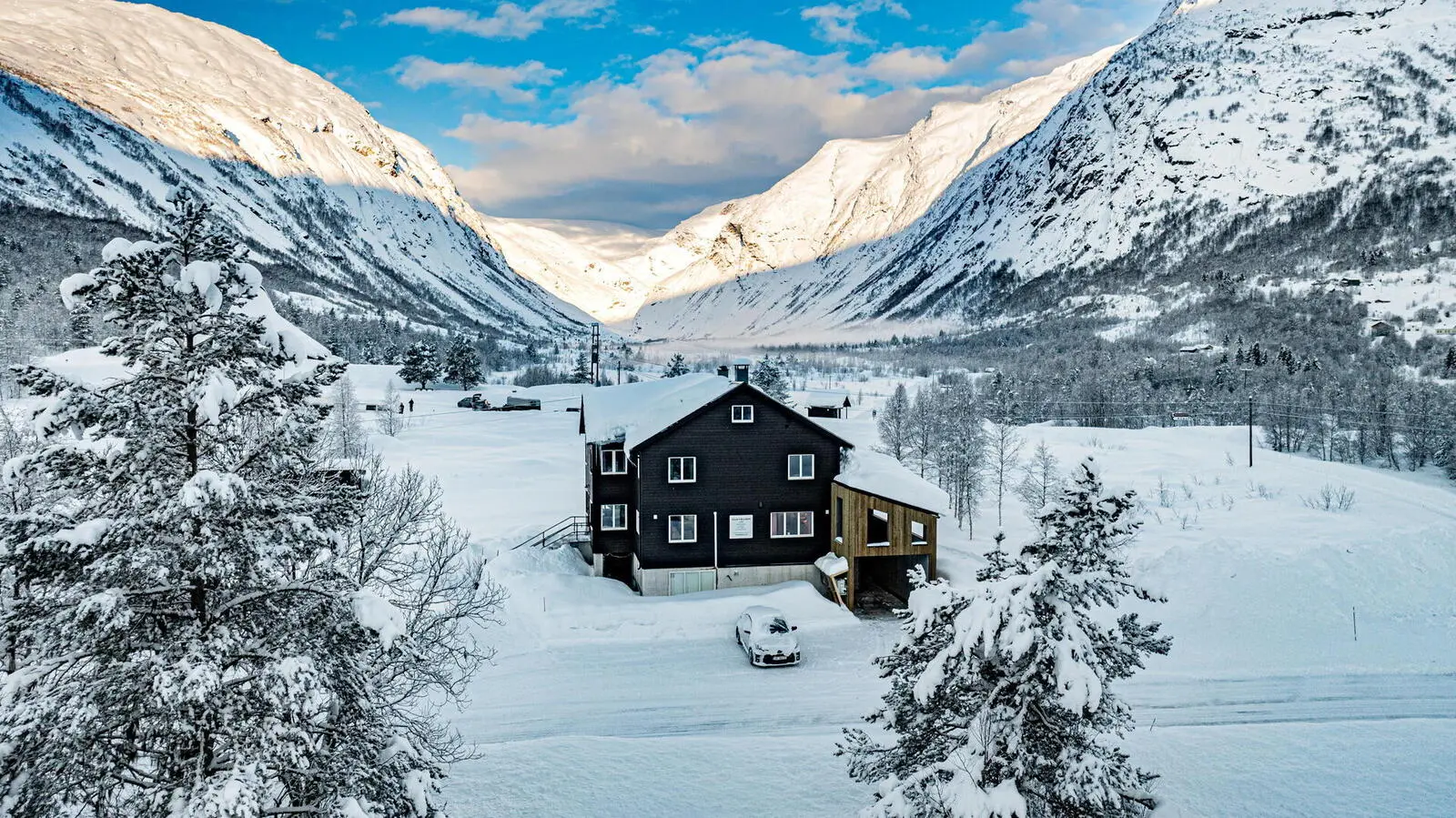 Wunderschön gelegen inmitten imposanter Berge mit Sicht zum Gletscher ist Ihr Gasthaus idealer Standort für Ihre aktive Winterwoche.