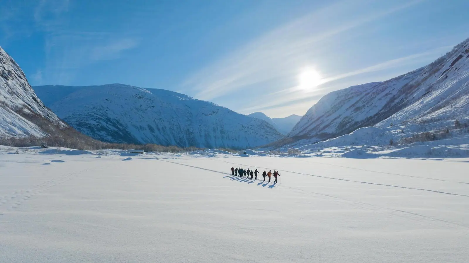 Schneeschuhwandern vor malerischer Kulisse - im Jostedalen von Ihrer Haustür aus möglich.