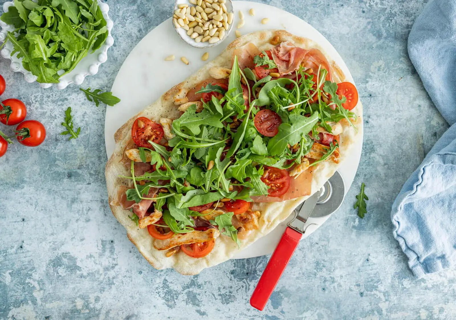Gastwirtin Janniche verwöhnt Sie mit einfachen, aber schmackhaften Gerichten, von Pasta mit Lachs und Spinat über Pizza und Lasagne bis hin zu Leckereien wie norwegischen Waffeln, Schokoladenkuchen und Zimtschnecken.