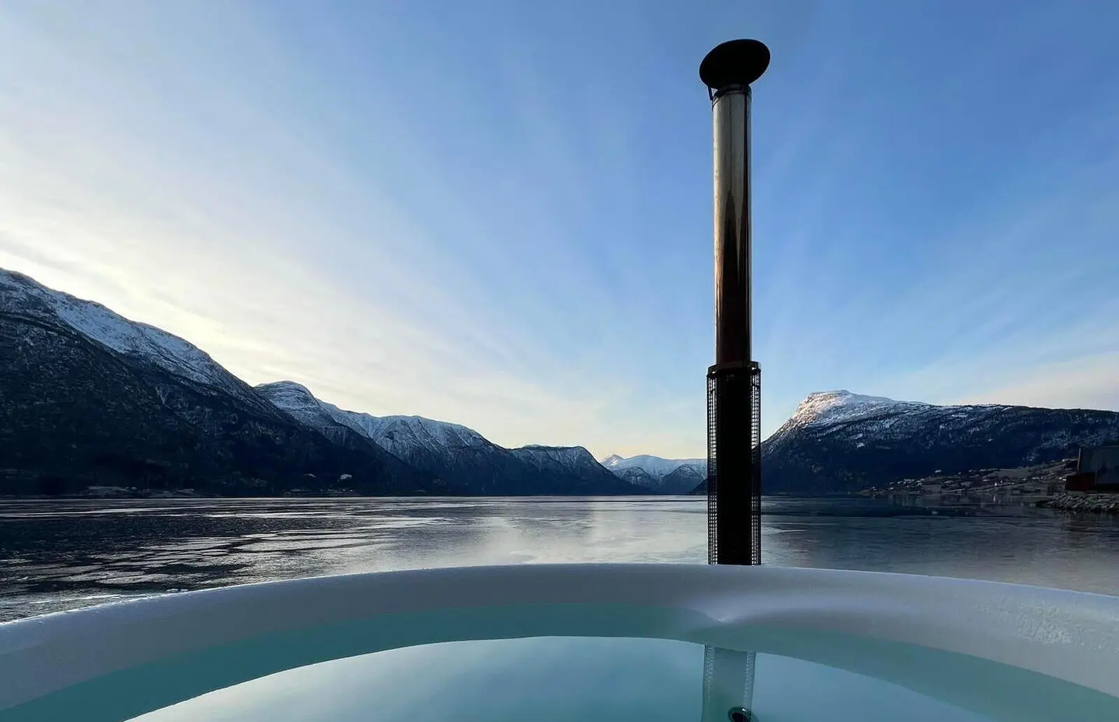 Am Lusterfjord genießen Sie Sauna und Hot Tub direkt am Wasser.