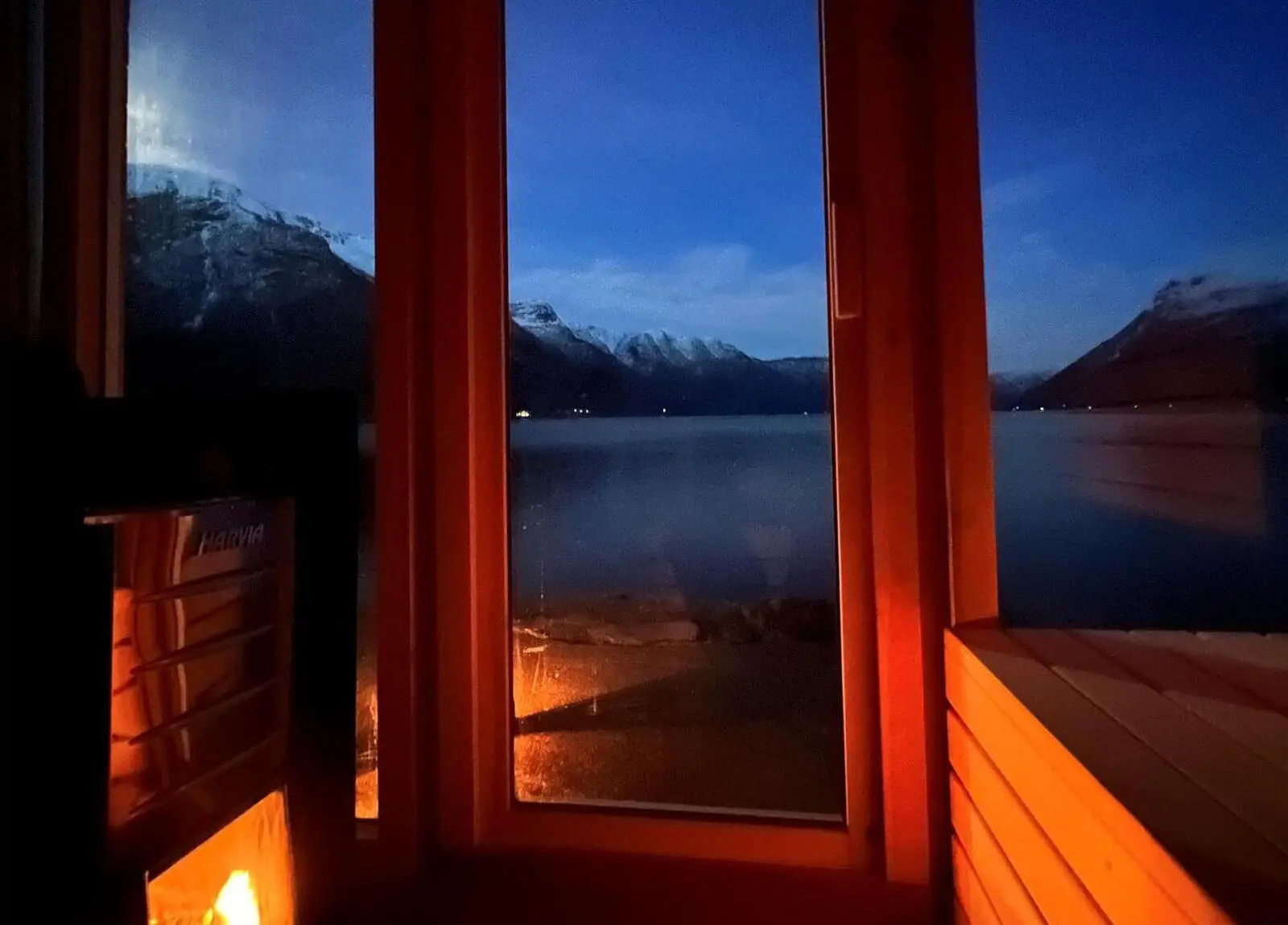 Bei Ihrem Saunabesuch genießen Sie einen einmaligen Blick über den Lusterfjord.