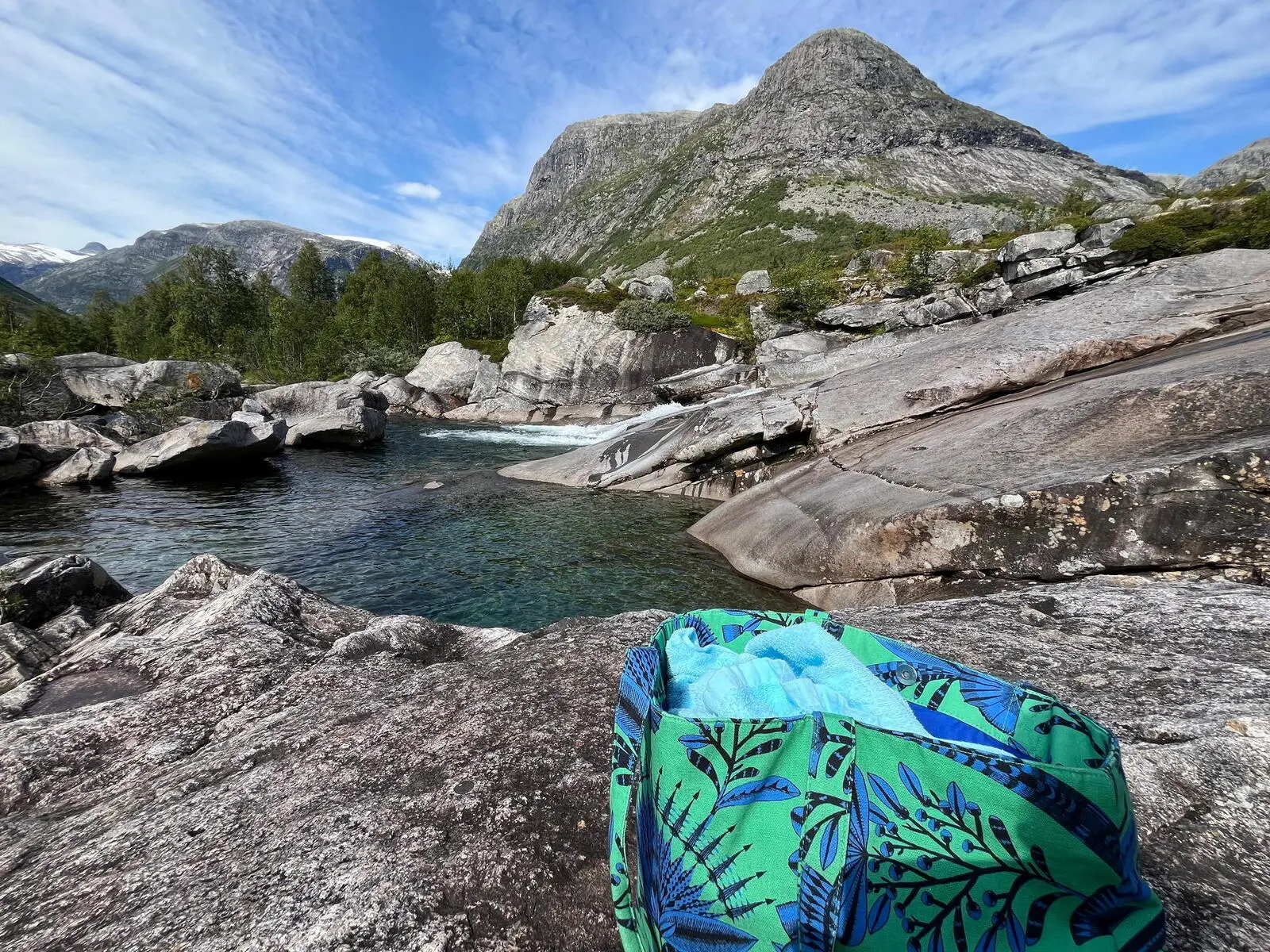 Baden im Fluss nach Besuch des Bergbauernhofs.