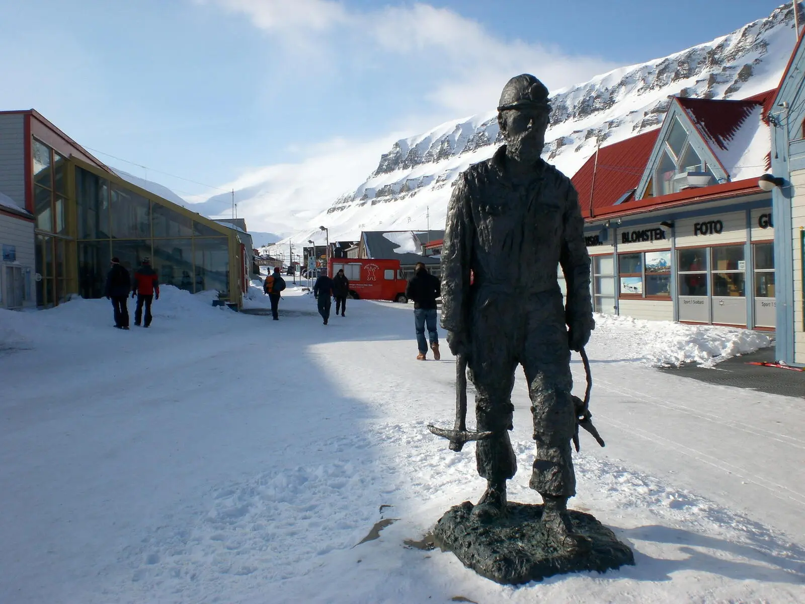 Die Historie des Archipels ist überall in der Hauptstadt Longyearbyen sicht- und spürbar. Bei einer gemeinsamen Tour durch die Stadt gibt's viel Interessantes zu hören und zu sehen.