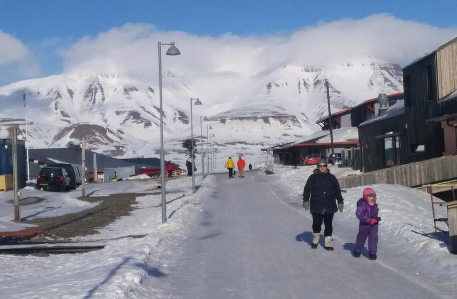 Durch die ca. 2000 Einwohner zählende Stadt führt eine kleine Einkaufsmeile, die alles zu bieten hat, was es für arktische Wintererlebnisse und einen Skimarathon braucht. Gute Restaurants und Bars fehlen auch nicht.
