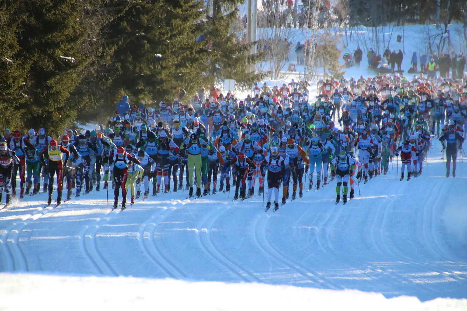 Startschuss in Rena. Die ca. 18.000 Skifreunde machen sich auf die legendäre Reise