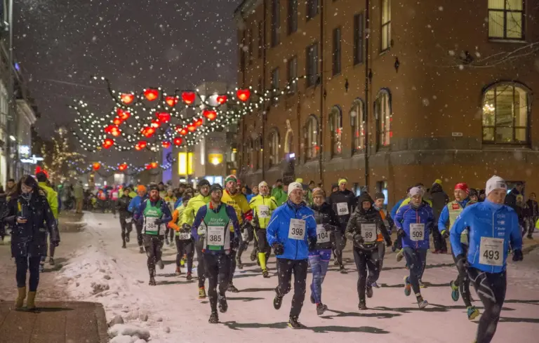 Faszination pur! Mit warmer Laufkleidung lässt sich die Strecke, welche auch auf Schnee und Eis verlaufen kann, genießen. Spikes unter den Laufschuhen sind keine schlechte Wahl aber kein Muss.