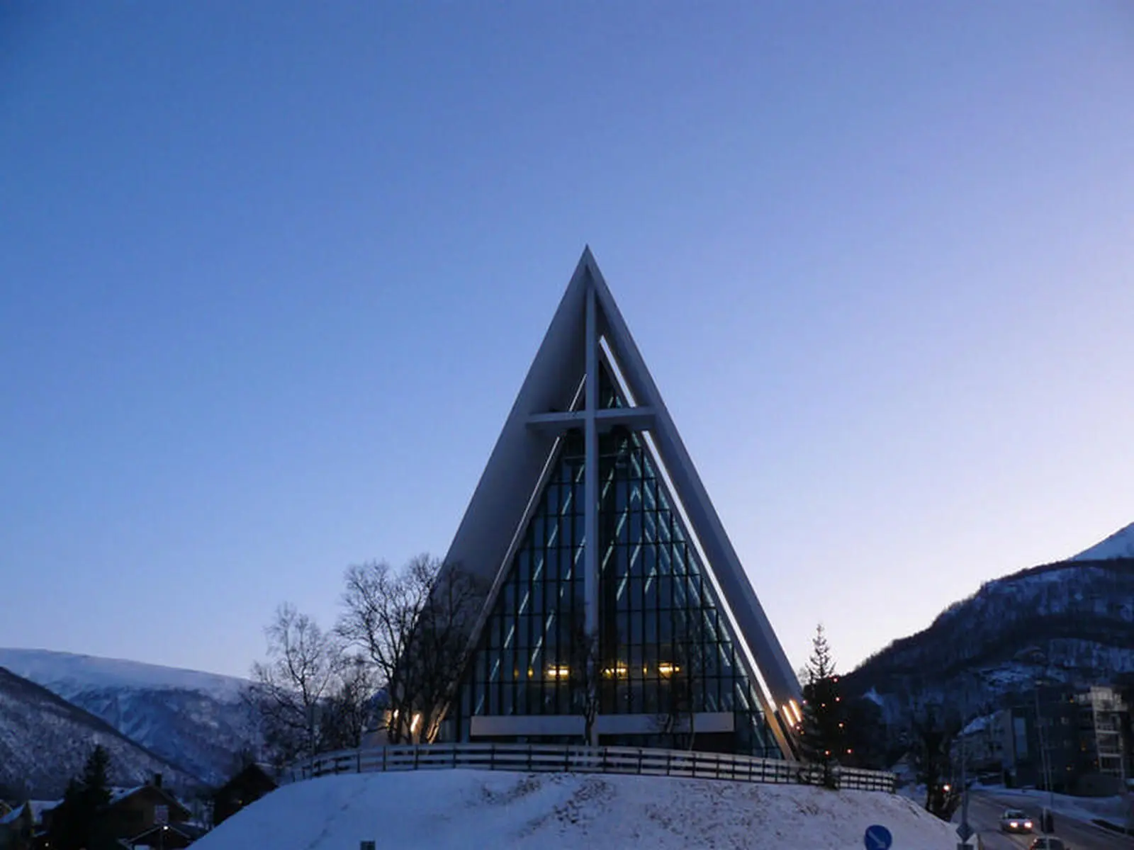 Die Eismeerkathedrale, das Wahrzeichen Tromsø´s bei Tageslicht. Heller wird es zu dieser Jahreszeit nicht. 