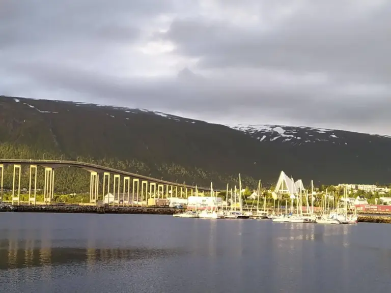 Tromsø im Mittsommerlicht. Blick zur Tromsøbrua und Eismeer-Kathedrale.