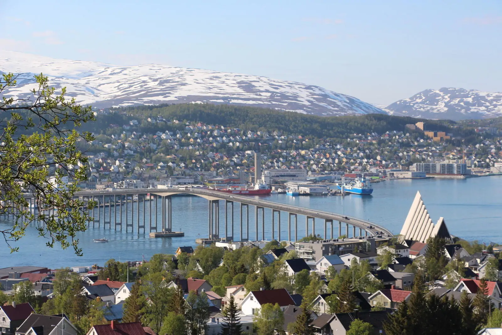 Die Brücke Tromsøbrua verbindet Festland und die Insel Tromsøya.