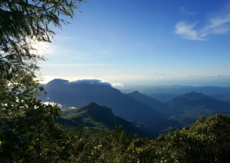 Gipfeltour auf den Berg Ramelau und Fahrt nach Natarbora