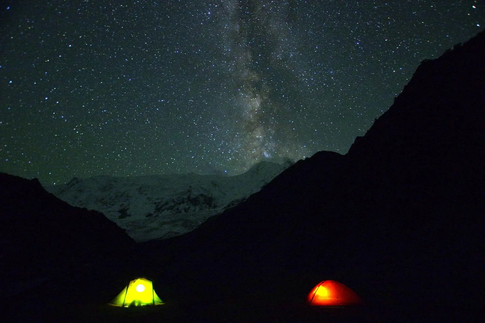 Camping am Rakaposhi Basecamp mit Sternenzelt (Foto: Markus Protze)