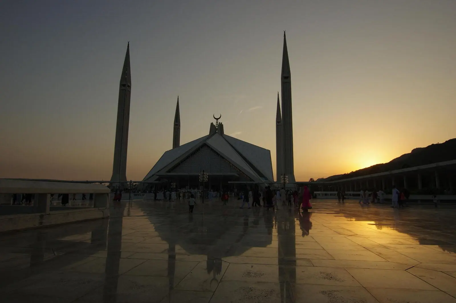 Die gewaltige Faisal-Moschee kurz vor Sonnenuntergang (Foto: Markus Protze)