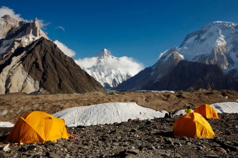 Der Concordia Platz mit Blick auf K2 und Broad Peak