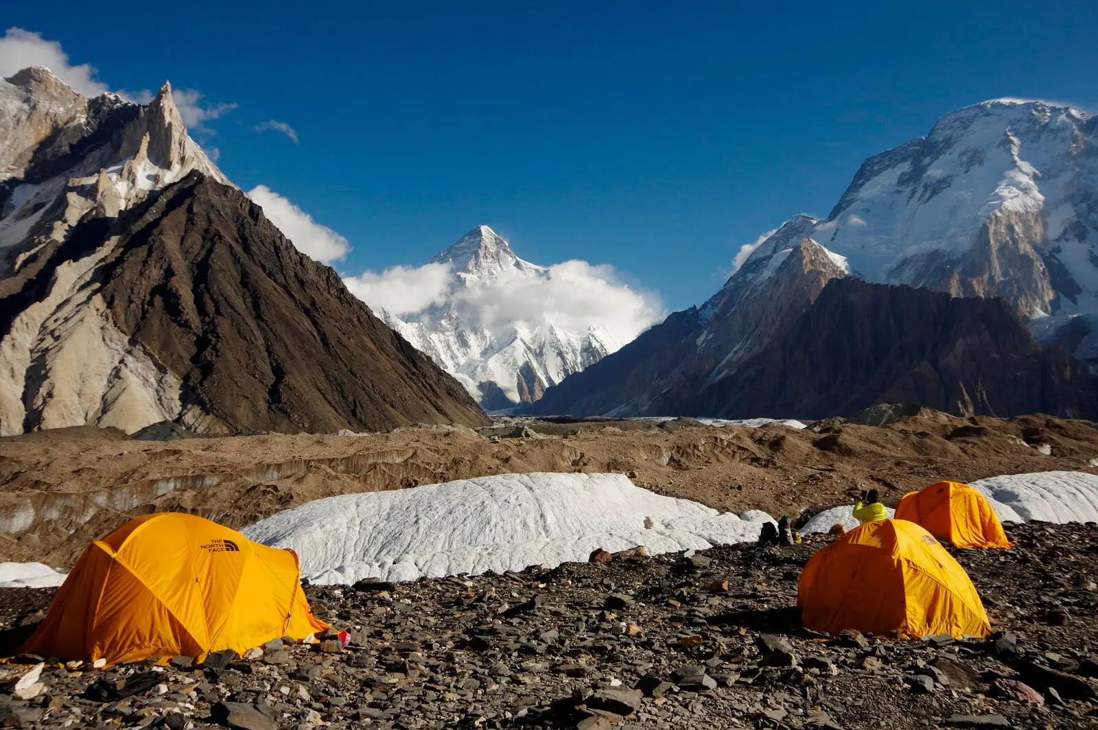 Der Concordia Platz mit Blick auf K2 und Broad Peak