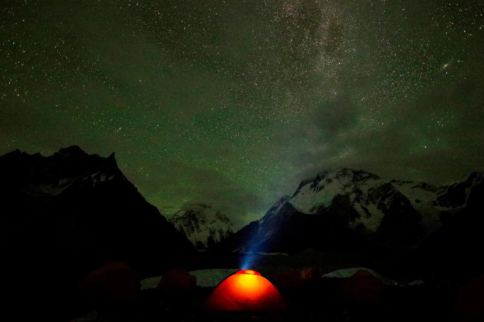 Camping unterm Sternenzelt mit Blick auf zwei 8000er am Concordiaplatz