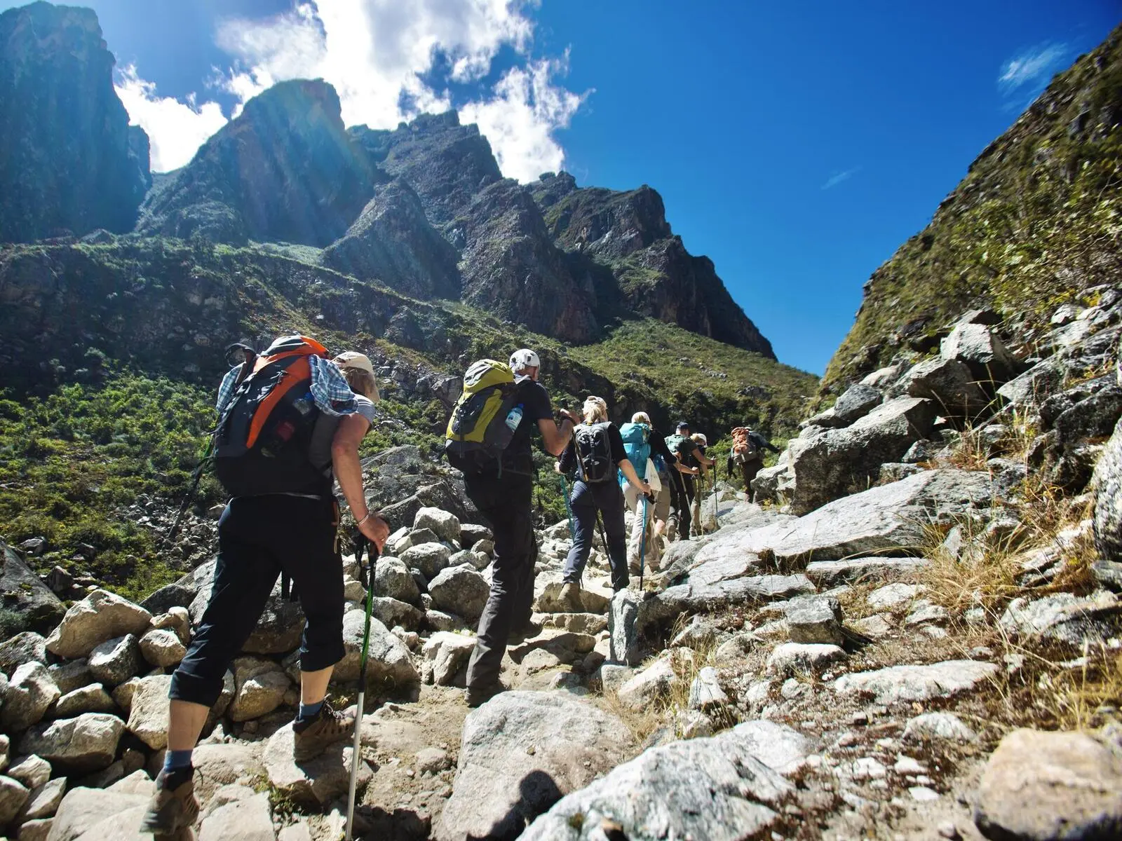 Unterwegs mit Tagesrucksack auf dem 4-tägigen Santa Cruz Trek