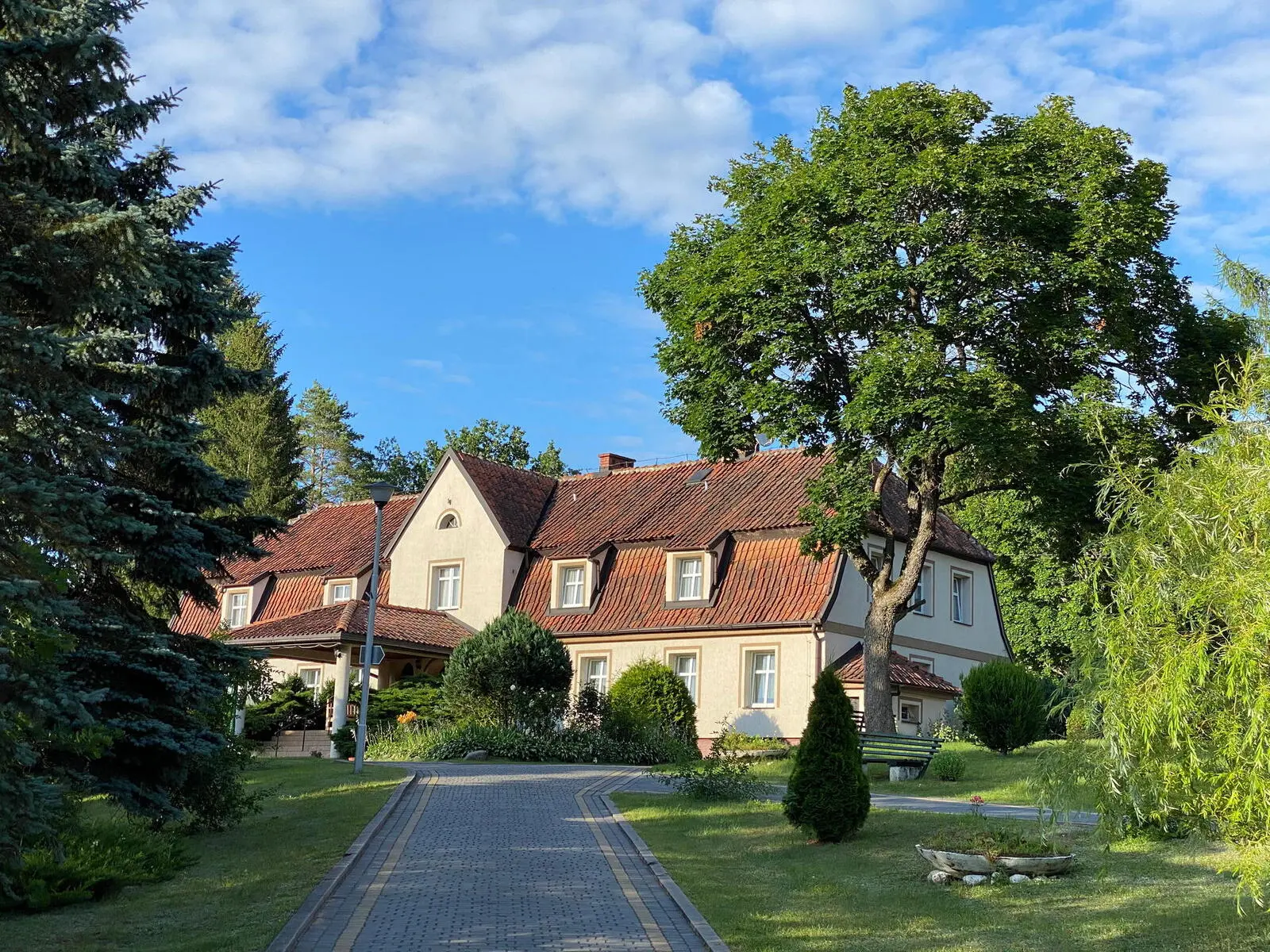 Eines der Häuser Ihrer familiengeführten Unterkunft in Masuren (Areal mit mehreren Gebäuden)