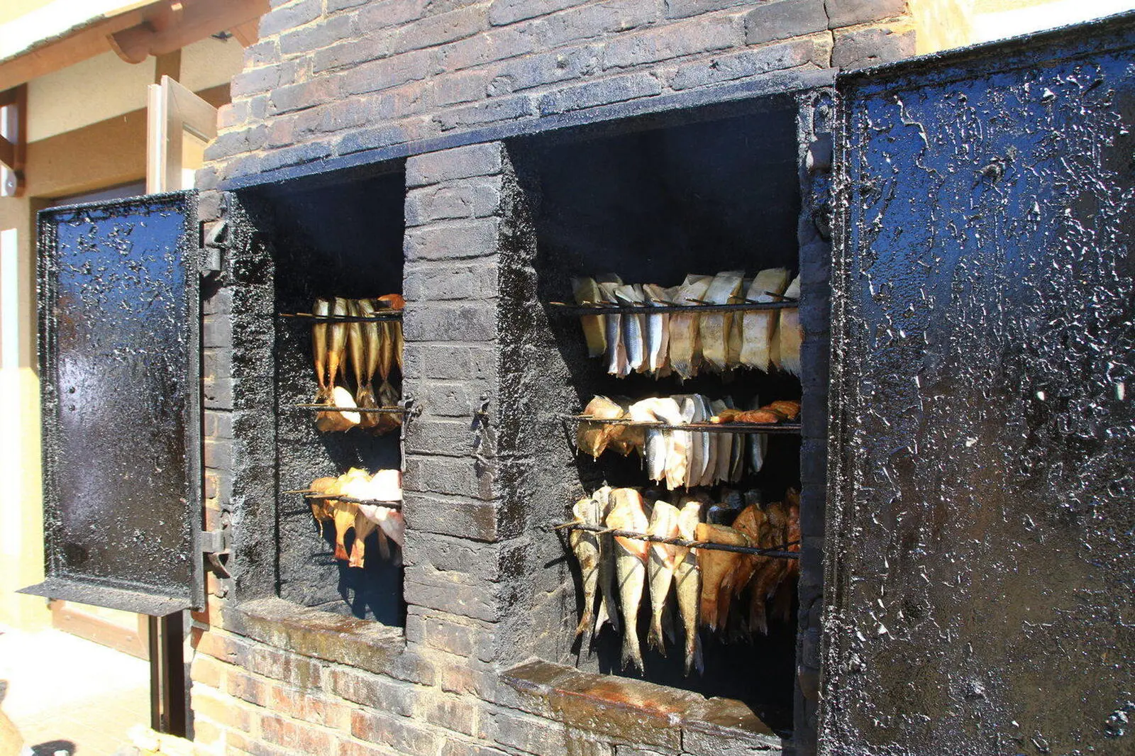Unterwegs können Sie frisch geräucherten Fisch genießen