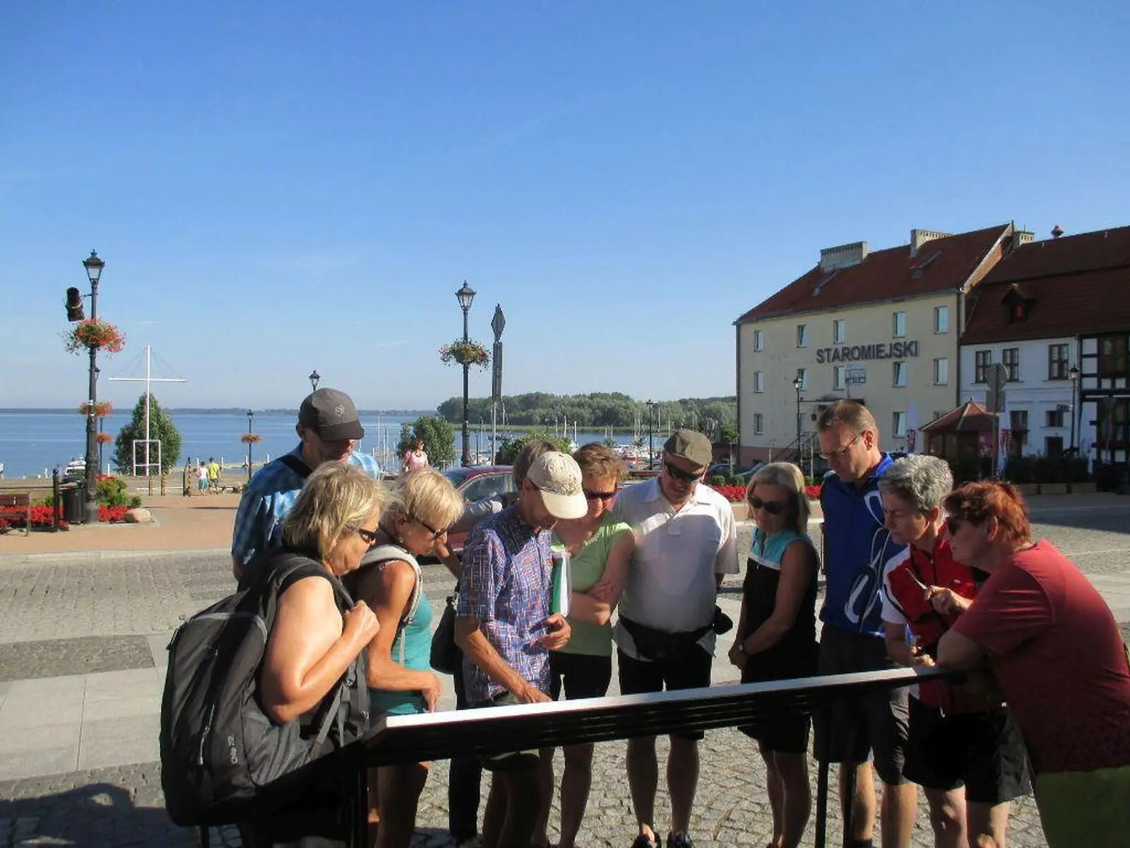 Aufmerksam bei der Sache: Ihr Reiseleiter erklärt die Highlights vor Ort