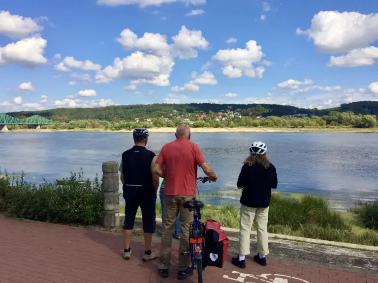 Immer wieder laden die Ausblicke auf den Fluss zum Innehalten ein